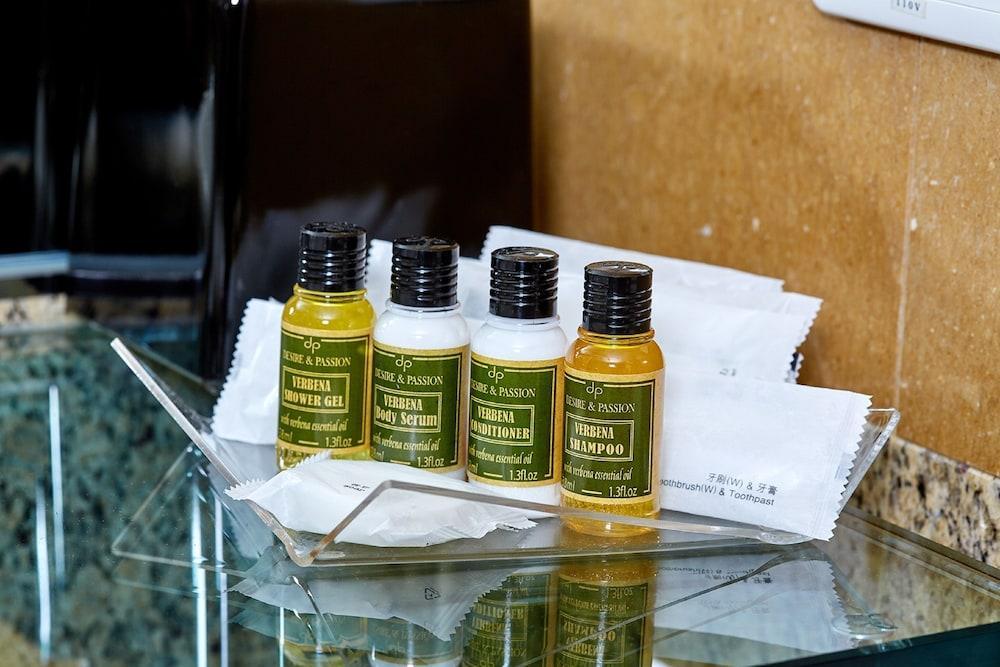 Ambassador Hotel Hsinchu Exterior foto A selection of toiletries